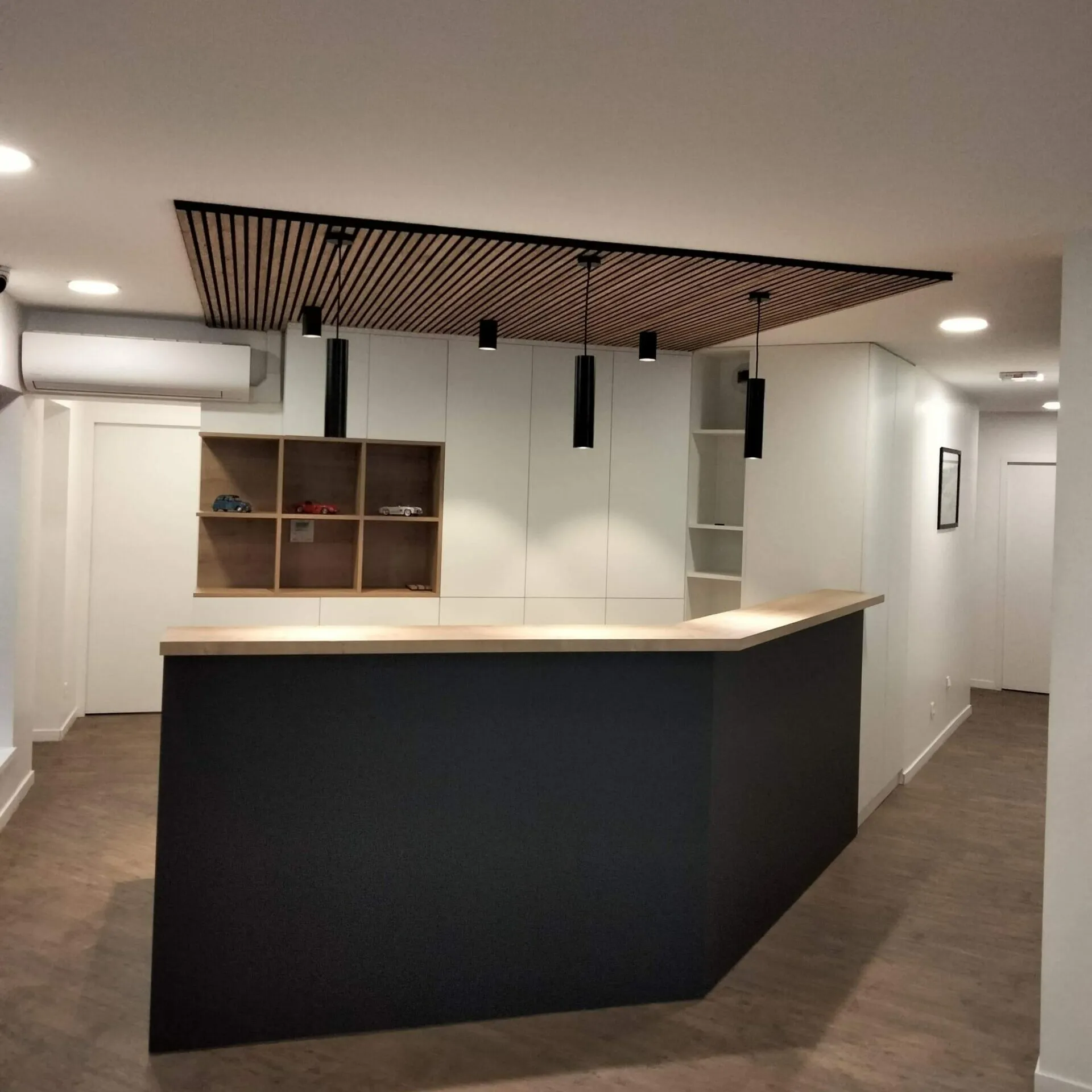 Banque d'accueil et plafond en tasseaux