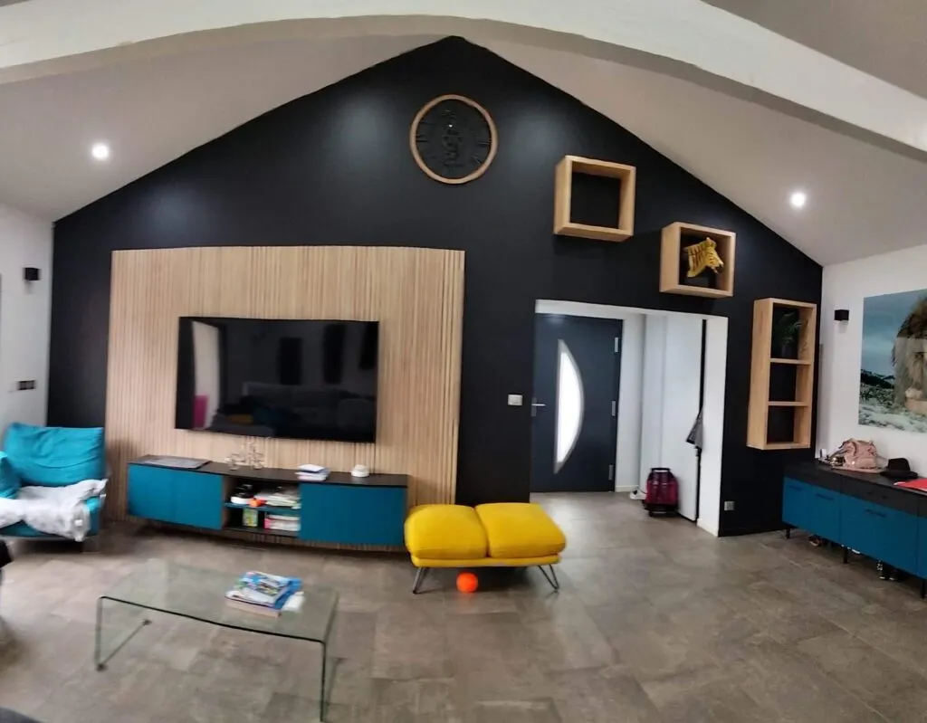Mur TV en tasseaux et niches en bois