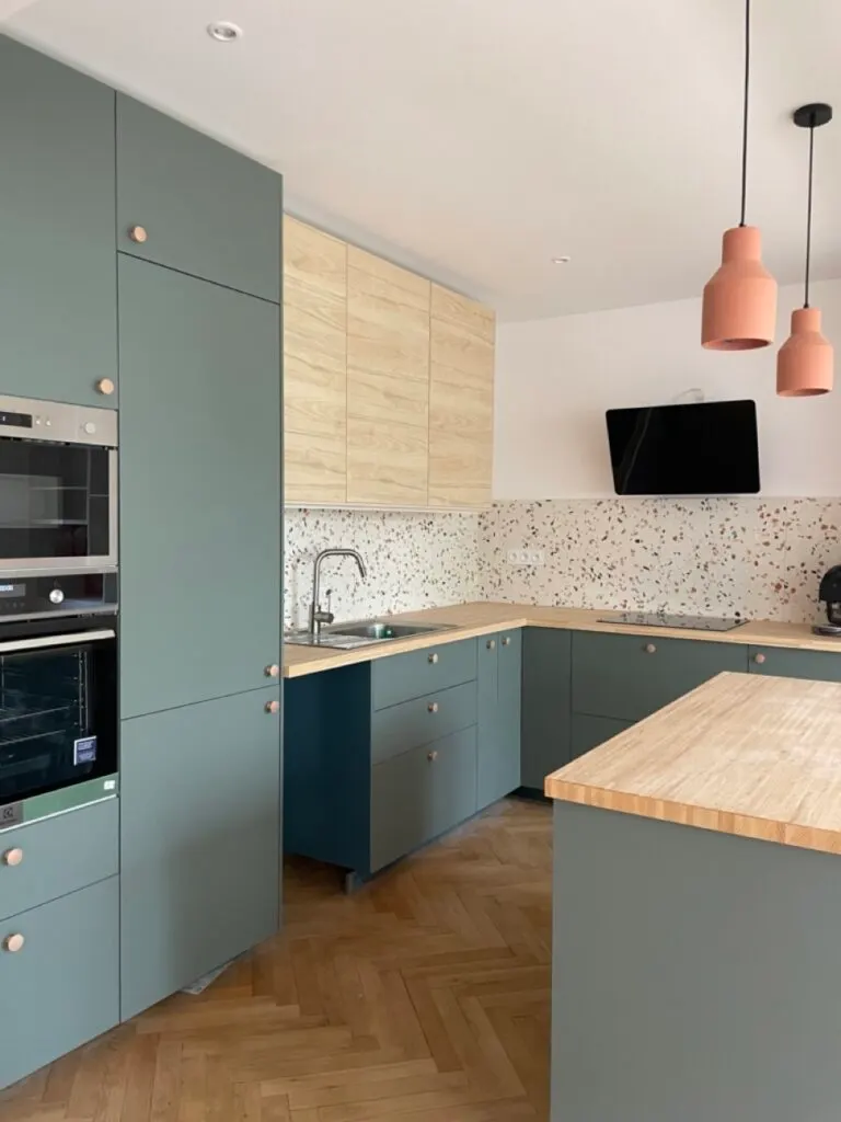 Cuisine vert de gris et façades bois
