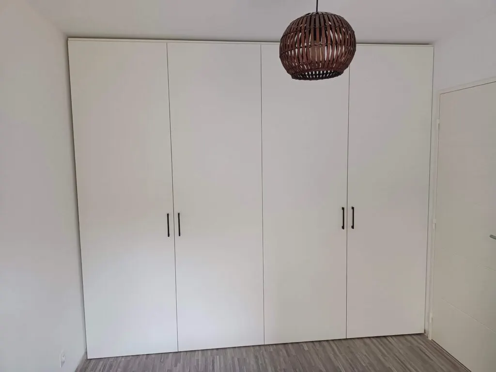 Dressing ouvert, penderies et étagères