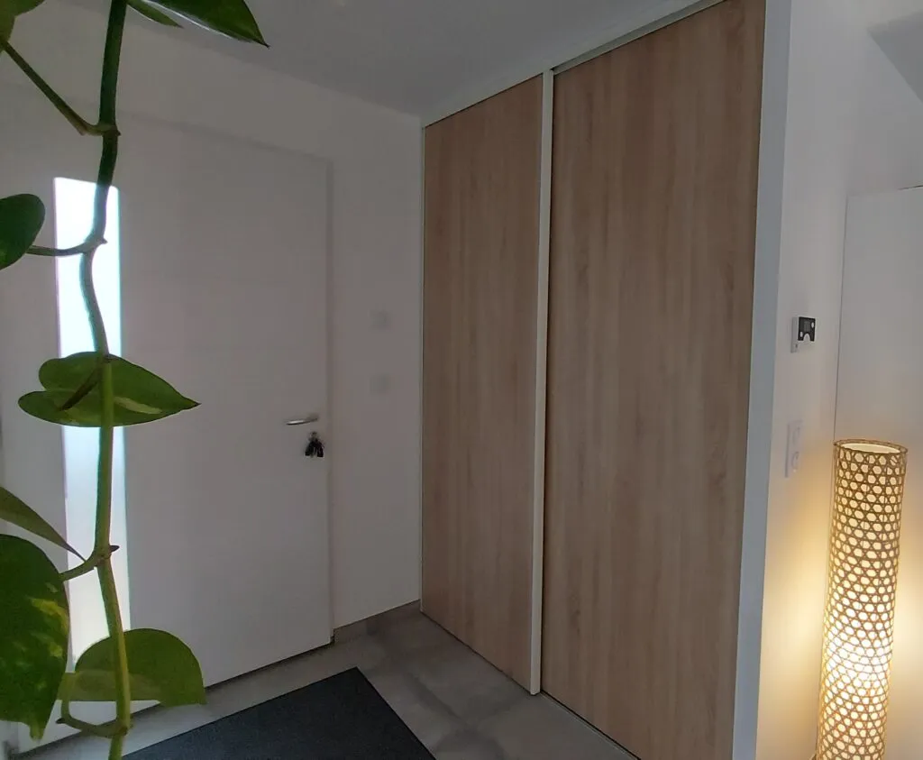 Placard d'entrée sur mesure à portes coulissantes en décor bois