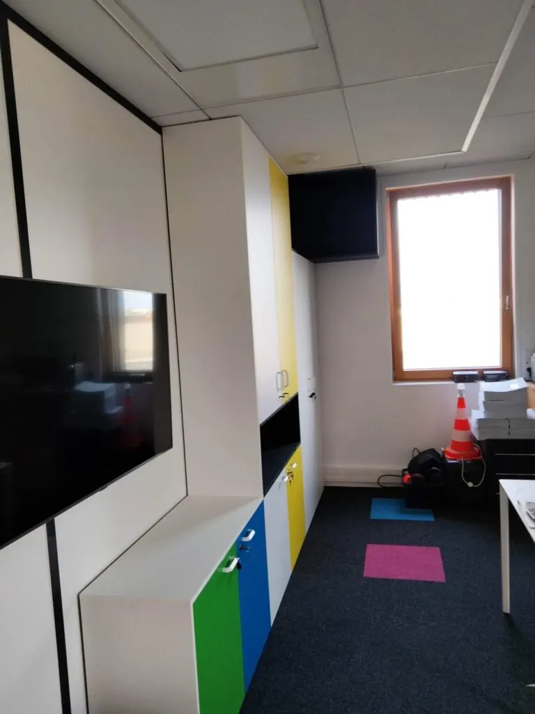 Rangements intégrés pour bureaux